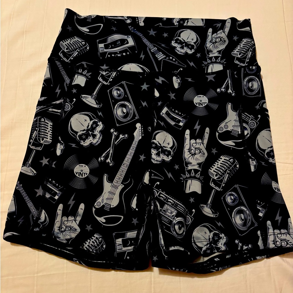 Constantly varied gear 7” shorts. Small. I love the 80’s CVG